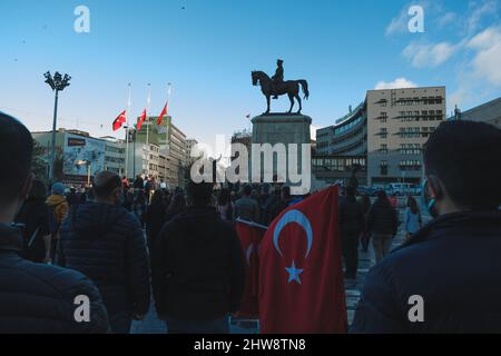 Ankara, Türkei - 10. November 2021: Siegesdenkmal Ankara und Menschen stehen zu Ehren am 10. november. Redaktionelle Aufnahme in Ankara. Stockfoto