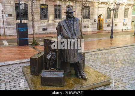 Oviedo, Spanien, 6. Februar 2022. Statue von El Viajero von Eduardo Urculo in Oviedo, Uvieu in Asturien Stockfoto