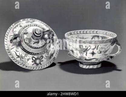 Kunst inspiriert von Suppenschale mit Deckel (tazza con coperchio), Anfang des 17.. Jahrhunderts, italienisch, deruta oder französisch, Maiolica (verzinntes Steingut), Schüssel: Durchmesser: 5 11/16 Zoll (14,5cm); Höhe: 3 1/2 Zoll (8,9 cm); Abdeckung: Höhe: 3 9/16 Zoll (9,1 cm), Keramik-Keramik, Klassisches Werk, modernisiert von Artotop mit einem Schuss Moderne. Formen, Farbe und Wert, auffällige visuelle Wirkung auf Kunst. Emotionen durch Freiheit von Kunstwerken auf zeitgemäße Weise. Eine zeitlose Botschaft, die eine wild kreative neue Richtung verfolgt. Künstler, die sich dem digitalen Medium zuwenden und die Artotop NFT erschaffen Stockfoto