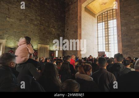 Ankara, Türkei - 10. November 2021: Im Inneren von Anitkabir und Besucher am 10. november. Redaktionelle Aufnahme in Ankara. Stockfoto