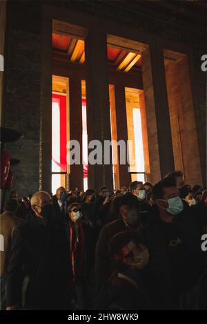 Ankara, Türkei - 10. November 2021: Im Inneren von Anitkabir und Besucher am 10. november. Redaktionelle Aufnahme in Ankara. Stockfoto