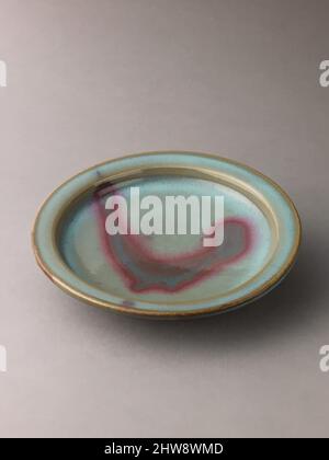 Art Inspired by Plate, jun Ware, 13.–14. Century, Chinese, Steinzeug mit aufgespritzter blauer Glasur, Durchmesser: 7 /18 in. (18,1cm), Keramik, Chinesisch, Yuan-Dynastie, Klassisches Werk, das von Artotop mit einem Schuss Moderne modernisiert wurde. Formen, Farbe und Wert, auffällige visuelle Wirkung auf Kunst. Emotionen durch Freiheit von Kunstwerken auf zeitgemäße Weise. Eine zeitlose Botschaft, die eine wild kreative neue Richtung verfolgt. Künstler, die sich dem digitalen Medium zuwenden und die Artotop NFT erschaffen Stockfoto