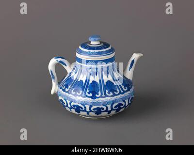 Kunst inspiriert von kleinen, überzogenen Weintopf oder Teekannen, 1662–1722, chinesisch, Porzellan in Unterglasur blau lackiert., H. mit Deckel: 7 cm., Keramik, chinesisch, Qing-Dynastie, Kangxi-Zeit, Klassische Werke, die von Artotop mit einem Hauch von Moderne modernisiert wurden. Formen, Farbe und Wert, auffällige visuelle Wirkung auf Kunst. Emotionen durch Freiheit von Kunstwerken auf zeitgemäße Weise. Eine zeitlose Botschaft, die eine wild kreative neue Richtung verfolgt. Künstler, die sich dem digitalen Medium zuwenden und die Artotop NFT erschaffen Stockfoto