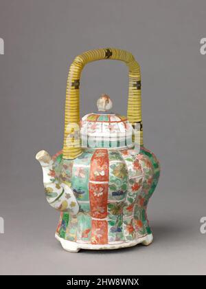 Kunst inspiriert von überzogenen Weintopf oder Teekannen, 1662–1722, chinesisch, Porzellan in überglasierten Famille-Verte-Emaillen und Vergoldung lackiert, Höhe: 17,5 cm., Keramik, chinesisch, Qing-Dynastie, Kangxi-Periode, Klassische Werke, die von Artotop mit einem Schuss Moderne modernisiert wurden. Formen, Farbe und Wert, auffällige visuelle Wirkung auf Kunst. Emotionen durch Freiheit von Kunstwerken auf zeitgemäße Weise. Eine zeitlose Botschaft, die eine wild kreative neue Richtung verfolgt. Künstler, die sich dem digitalen Medium zuwenden und die Artotop NFT erschaffen Stockfoto