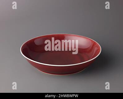 Art inspired by Dish, 1821–50, chinesisch, Porzellan mit roter Glasur, Durchmesser: 8 1/8 Zoll (20,7 cm.), Keramik, Chinesisch, Qing-Dynastie, Daoguang-Zeit, Klassische Werke, die von Artotop mit einem Hauch von Moderne modernisiert wurden. Formen, Farbe und Wert, auffällige visuelle Wirkung auf Kunst. Emotionen durch Freiheit von Kunstwerken auf zeitgemäße Weise. Eine zeitlose Botschaft, die eine wild kreative neue Richtung verfolgt. Künstler, die sich dem digitalen Medium zuwenden und die Artotop NFT erschaffen Stockfoto