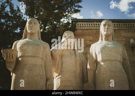 Ankara, Türkei - 10. November 2021. Skulptur namens Türkische Frauen im Anitkabir von Huseyin Ozkan. Redaktionelle Aufnahme in Ankara Stockfoto