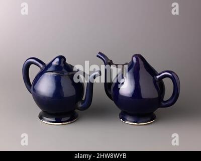 Kunst inspiriert von pfirzenförmigen Weintopf oder Teekannen, wahrscheinlich 18.. Jahrhundert, Chinesisch, Porzellan mit Reliefdekor unter Auberginen-Glasuren., Höhe: 14 cm., Keramik, Chinesisch, Qing-Dynastie, Klassische Werke, die von Artotop mit einem Hauch von Moderne modernisiert wurden. Formen, Farbe und Wert, auffällige visuelle Wirkung auf Kunst. Emotionen durch Freiheit von Kunstwerken auf zeitgemäße Weise. Eine zeitlose Botschaft, die eine wild kreative neue Richtung verfolgt. Künstler, die sich dem digitalen Medium zuwenden und die Artotop NFT erschaffen Stockfoto