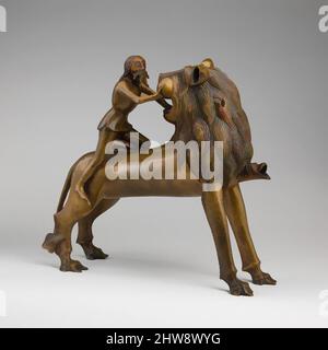 Kunst inspiriert von Aquamanile in Form von Samson und, Ca. 1380–1400, nordeuropäisch (?), möglicherweise deutsch, Bronze; quaternäre Kupferlegierung (ca. 78% Kupfer, ca. 10% Zink, ca. 6% Zinn, ca. 5% Blei) mit natürlicher Patina. In den Löwenbeinen befinden sich Reste der eisernen Armatur, von Artotop modernisierte Classic Works mit einem Schuss Modernität. Formen, Farbe und Wert, auffällige visuelle Wirkung auf Kunst. Emotionen durch Freiheit von Kunstwerken auf zeitgemäße Weise. Eine zeitlose Botschaft, die eine wild kreative neue Richtung verfolgt. Künstler, die sich dem digitalen Medium zuwenden und die Artotop NFT erschaffen Stockfoto