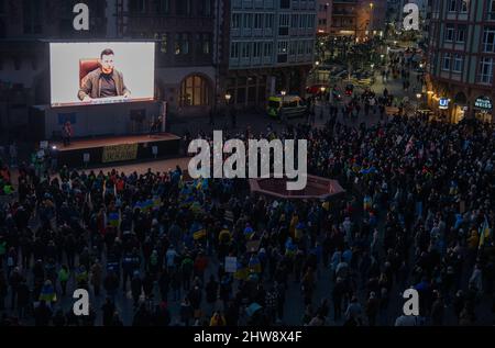 Frankfurt am Main, Deutschland. 04. März 2022. 04. März 2022, Hessen, Frankfurt/Main: Mehrere tausend Menschen nehmen an einer Solidaritätskundgebung für die Ukraine auf dem Römerberg in Frankfurt Teil. Der ukrainische Präsident Wolodymyr Selenskyj wird live auf einer Leinwand übertragen. Foto: Boris Roessler/dpa Quelle: dpa picture Alliance/Alamy Live News Stockfoto