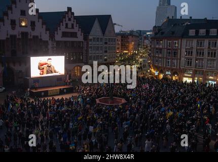 Frankfurt am Main, Deutschland. 04. März 2022. 04. März 2022, Hessen, Frankfurt/Main: Mehrere tausend Menschen nehmen an einer Solidaritätskundgebung für die Ukraine auf dem Römerberg in Frankfurt Teil. Der ukrainische Präsident Wolodymyr Selenskyj wird live auf einer Leinwand übertragen. Foto: Boris Roessler/dpa Quelle: dpa picture Alliance/Alamy Live News Stockfoto