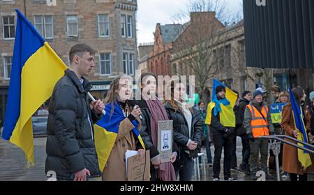 Briston Square, Edinburgh, Schottland, Großbritannien. 4.. März 2022. Studentendemonstration für den Frieden in der Ukraine. Sprecher aus der Ukraine, Polen und Russland äußerten, dass sie sehr unglücklich darüber sind, dass die Universität Edinburgh die aktuelle Invasion in der Ukraine als „Situation“ bezeichnet und Studenten, die darum bitten, wenig oder gar keine Unterstützung bietet. Studenten spenden Lebensmittel und Spenden von Verbandskästen, Strombanken, Batteriekronen usw. Stockfoto