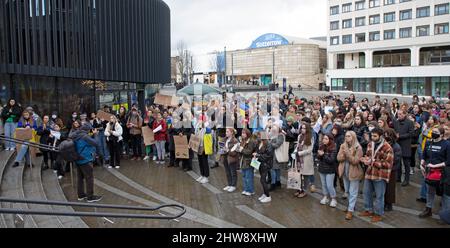 Briston Square, Edinburgh, Schottland, Großbritannien. 4.. März 2022. Studentendemonstration für den Frieden in der Ukraine. Sprecher aus der Ukraine, Polen und Russland äußerten, dass sie sehr unglücklich darüber sind, dass die Universität Edinburgh die aktuelle Invasion in der Ukraine als „Situation“ bezeichnet und Studenten, die darum bitten, wenig oder gar keine Unterstützung bietet. Aufruf zur humanitären Hilfe für Flüchtlinge. Studenten spenden Lebensmittel und Spenden von Verbandskästen, Powerbanks, Batteriekritzern usw. Kredit: Archwhite/alamy Live News Stockfoto
