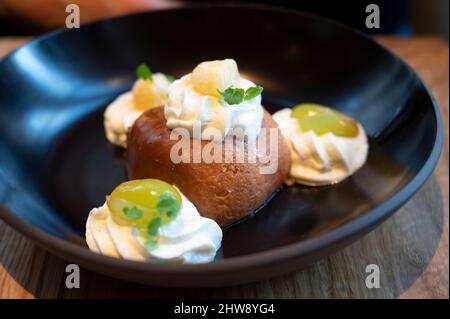 Französisch Dessert baba au Rhum mit Schlagsahne aus der Nähe Stockfoto