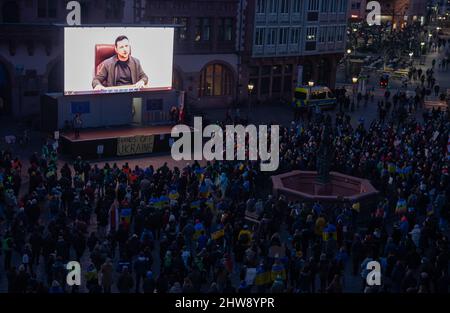 Frankfurt am Main, Deutschland. 04. März 2022. 04. März 2022, Hessen, Frankfurt/Main: Mehrere tausend Menschen nehmen an einer Solidaritätskundgebung für die Ukraine auf dem Römerberg in Frankfurt Teil. Der ukrainische Präsident Wolodymyr Selenskyj ist live auf einer Leinwand zu sehen. Foto: Boris Roessler/dpa Quelle: dpa picture Alliance/Alamy Live News Stockfoto