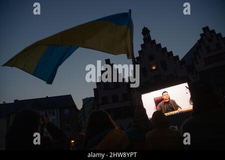 Frankfurt am Main, Deutschland. 04. März 2022. 04. März 2022, Hessen, Frankfurt/Main: Der ukrainische Präsident Volodymyr Selenskyj spricht während einer Demonstration der Europa Union Frankfurt gegen den Krieg in der Ukraine per Livestream. Neben Frankfurt finden gleichzeitig Demonstrationen in Wien, Vilnius, Bratislava Prag, Lyon und Tiflis statt. Foto: Sebastian Gollnow/dpa Kredit: dpa picture Alliance/Alamy Live News Stockfoto