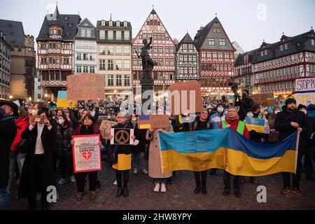 Frankfurt am Main, Deutschland. 04. März 2022. 04. März 2022, Hessen, Frankfurt/Main: Teilnehmer stehen während einer Demonstration der Europa Union Frankfurt gegen den Krieg in der Ukraine am Römer. Neben Frankfurt finden zeitgleich auch Demonstrationen in Wien, Vilnius, Bratislava Prag, Lyon, Tiflis statt. Foto: Sebastian Gollnow/dpa Kredit: dpa picture Alliance/Alamy Live News Stockfoto