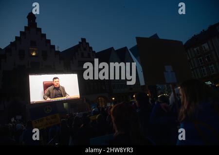 Frankfurt am Main, Deutschland. 04. März 2022. 04. März 2022, Hessen, Frankfurt/Main: Der ukrainische Präsident Volodymyr Selenskyj spricht während einer Demonstration der Europa Union Frankfurt gegen den Krieg in der Ukraine per Livestream. Neben Frankfurt finden gleichzeitig Demonstrationen in Wien, Vilnius, Bratislava Prag, Lyon und Tiflis statt. Foto: Sebastian Gollnow/dpa Kredit: dpa picture Alliance/Alamy Live News Stockfoto