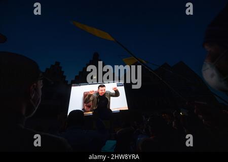 Frankfurt am Main, Deutschland. 04. März 2022. 04. März 2022, Hessen, Frankfurt/Main: Der ukrainische Präsident Volodymyr Selenskyj spricht während einer Demonstration der Europa Union Frankfurt gegen den Krieg in der Ukraine per Livestream. Neben Frankfurt finden gleichzeitig Demonstrationen in Wien, Vilnius, Bratislava Prag, Lyon und Tiflis statt. Foto: Sebastian Gollnow/dpa Kredit: dpa picture Alliance/Alamy Live News Stockfoto