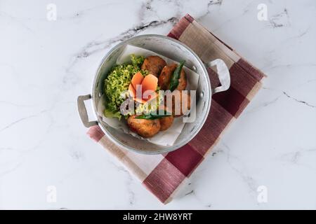 Gebratener Fischkuchen Kabeljau-Fischpasteten in einem Gericht isoliert auf matter Draufsicht auf grauem Marmorhintergrund Stockfoto