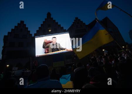 Frankfurt am Main, Deutschland. 04. März 2022. 04. März 2022, Hessen, Frankfurt/Main: Der ukrainische Präsident Volodymyr Selenskyj spricht während einer Demonstration der Europa Union Frankfurt gegen den Krieg in der Ukraine per Livestream. Neben Frankfurt finden gleichzeitig Demonstrationen in Wien, Vilnius, Bratislava Prag, Lyon und Tiflis statt. Foto: Sebastian Gollnow/dpa Kredit: dpa picture Alliance/Alamy Live News Stockfoto