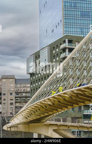 Bilbao, Spanien, 16. Februar 2022. Zubiri-Brücke über den Fluss Nervion in Bilbao, Spanien Stockfoto