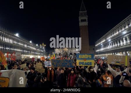 Am 2. März 2022 demonstrieren Menschen auf dem Markusplatz gegen die russische Invasion in der Ukraine in Venedig, Italien. Stockfoto