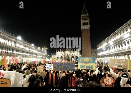 Am 2. März 2022 demonstrieren Menschen auf dem Markusplatz gegen die russische Invasion in der Ukraine in Venedig, Italien. Stockfoto