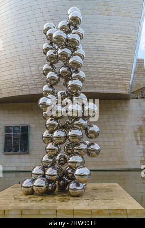 Bilbao, Spanien, 15. Februar 2022. Skulptur von Anish Kapoor neben dem Guggenheim Museum in Bilbao, Spanien Stockfoto
