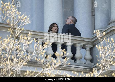 Washington DC, USA. 04. März 2022. Die Vizepräsidentin der Vereinigten Staaten, Kamala Harris, trifft sich am 4. März 2022 im Festsaal des Vizepräsidenten im Komplex des Weißen Hauses in Washington, DC, mit Salman bin Hamad Al Khalifa, Kronprinz und Premierminister von Bahrain. Foto von Chris Kleponis/UPI Kredit: UPI/Alamy Live News Stockfoto