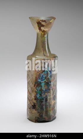 Kunst inspiriert von Gelb-Grün sechseckige Glasflasche mit einem Stilite Heiligen, Mitte des 5..–7.. Jahrhunderts, hergestellt in Syrien (?), byzantinisches, geformtes Glas, insgesamt: 8 9/16 x 2 1/2 x 2 9/16 Zoll (21,7 x 6,4 x 6,5 cm), Glasgefäße, die stilistischen Heiligen, die auf hohen, in Syrien hergestellten Glasgefäßen abgebildet wurden, Klassische Werke, die von Artotop mit einem Schuss Moderne modernisiert wurden. Formen, Farbe und Wert, auffällige visuelle Wirkung auf Kunst. Emotionen durch Freiheit von Kunstwerken auf zeitgemäße Weise. Eine zeitlose Botschaft, die eine wild kreative neue Richtung verfolgt. Künstler, die sich dem digitalen Medium zuwenden und die Artotop NFT erschaffen Stockfoto