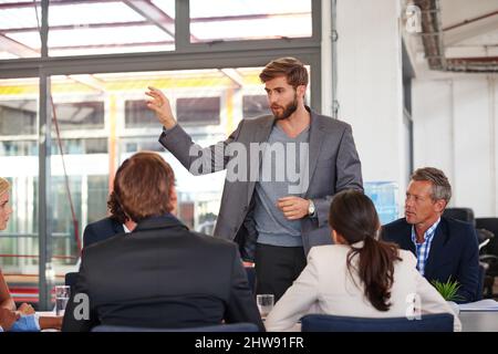 Seine Ideen präsentieren. Eine Aufnahme eines Geschäftsmannes, der sich während eines Meetings an seine Kollegen wendet. Stockfoto