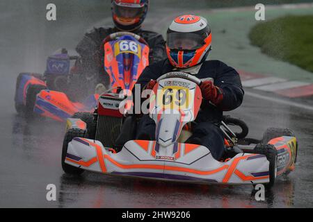 Johnny Herbert ist ein ehemaliger britischer Formel-1-Rennfahrer und aktueller Fernsehkommentator und Experte für Sky Sports F1, siehe hier zurück zu seinen Kart-Wurzeln. Stockfoto