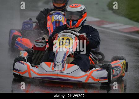 Johnny Herbert ist ein ehemaliger britischer Formel-1-Rennfahrer und aktueller Fernsehkommentator und Experte für Sky Sports F1, siehe hier zurück zu seinen Kart-Wurzeln. Stockfoto