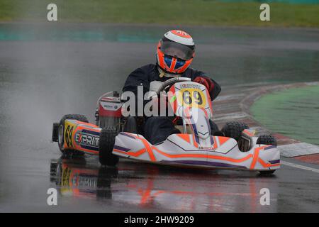 Johnny Herbert ist ein ehemaliger britischer Formel-1-Rennfahrer und aktueller Fernsehkommentator und Experte für Sky Sports F1, siehe hier zurück zu seinen Kart-Wurzeln. Stockfoto