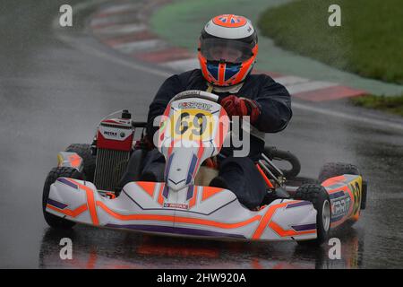 Johnny Herbert ist ein ehemaliger britischer Formel-1-Rennfahrer und aktueller Fernsehkommentator und Experte für Sky Sports F1, siehe hier zurück zu seinen Kart-Wurzeln. Stockfoto