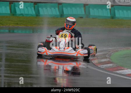 Johnny Herbert ist ein ehemaliger britischer Formel-1-Rennfahrer und aktueller Fernsehkommentator und Experte für Sky Sports F1, siehe hier zurück zu seinen Kart-Wurzeln. Stockfoto