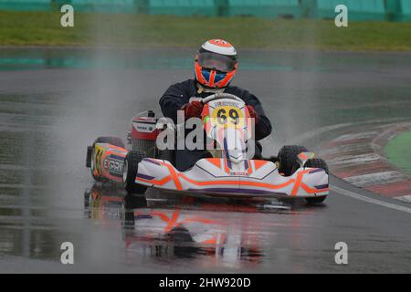 Johnny Herbert ist ein ehemaliger britischer Formel-1-Rennfahrer und aktueller Fernsehkommentator und Experte für Sky Sports F1, siehe hier zurück zu seinen Kart-Wurzeln. Stockfoto