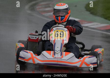 Johnny Herbert ist ein ehemaliger britischer Formel-1-Rennfahrer und aktueller Fernsehkommentator und Experte für Sky Sports F1, siehe hier zurück zu seinen Kart-Wurzeln. Stockfoto