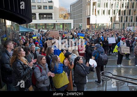 Briston Square, Edinburgh, Schottland, Großbritannien. 4.. März 2022. Studentendemonstration für den Frieden in der Ukraine. Sprecher aus der Ukraine, Polen und Russland äußerten, dass sie sehr unglücklich darüber sind, dass die Universität Edinburgh die aktuelle Invasion in der Ukraine als „Situation“ bezeichnet und Studenten, die darum bitten, wenig oder gar keine Unterstützung bietet. Studenten spenden Lebensmittel und Spenden von Verbandskästen, Strombanken, Batteriekronen usw. Stockfoto