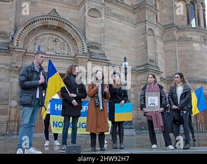 Briston Square, Edinburgh, Schottland, Großbritannien. 4.. März 2022. Studentendemonstration für den Frieden in der Ukraine. Sprecher aus der Ukraine, Polen und Russland äußerten, dass sie sehr unglücklich darüber sind, dass die Universität Edinburgh die aktuelle Invasion in der Ukraine als „Situation“ bezeichnet und Studenten, die darum bitten, wenig oder gar keine Unterstützung bietet. Studenten spenden Lebensmittel und Spenden von Verbandskästen, Strombanken, Batteriekronen usw. Stockfoto