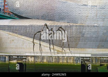 Bilbao, Spanien, 16. Februar 2022. Die Spinne, Skulptur von Louise Bourgeois im Guggenheim Museum in Bilbao. Stockfoto