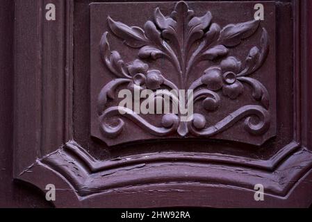 Traditionelle rustikale Haus Wein rot Hand geschnitzte hölzerne Eingangstür in Nafplio, Griechenland. Stockfoto