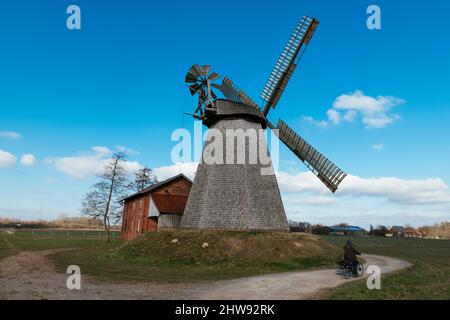 Schmckmühle aus dem Jahr 1802 in Petershagen-Bierde mit einer Frau auf dem Fahrrad. Stockfoto