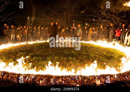 Eine traditionelle englische Wassail, eine Wintertradition, die eine gute Ernte von Apfelbäumen aus einem Obstgarten gewährleisten soll Stockfoto