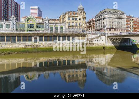 Bilbao, Spanien, 15. Februar 2022. Fassade des Bahnhofs Abando, Bilbao Stockfoto
