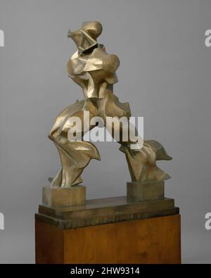 Kunst inspiriert von einzigartigen Formen der Kontinuität im Raum, 1913, Guss 1950, Bronze, 47 3/4 x 35 x 15 3/4 Zoll (121,3 x 88,9 x 40 cm), Skulptur, Umberto Boccioni (italienisch, Reggio 1882–1916 Sorte), die Futuristen feiern das schnelle Tempo und die mechanische Kraft der modernen Welt, Classic Works modernisiert von Artotop mit einem Schuss Moderne. Formen, Farbe und Wert, auffällige visuelle Wirkung auf Kunst. Emotionen durch Freiheit von Kunstwerken auf zeitgemäße Weise. Eine zeitlose Botschaft, die eine wild kreative neue Richtung verfolgt. Künstler, die sich dem digitalen Medium zuwenden und die Artotop NFT erschaffen Stockfoto