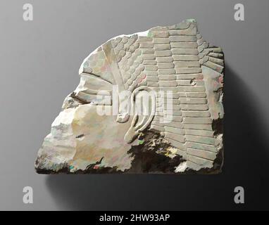 Kunst inspiriert von Relief Fragment mit dem Kopf einer Göttin, Altes Königreich, Dynastie 5–6, ca. 2353–2152 v. Chr., aus Ägypten, Memphite-Region, Lisht North, Pyramiden-Tempel von Amenemhat I, 1906–07, Kalkstein, Farbe, h.. 42 cm (16 9/16 Zoll); mit 51 cm (20 1/16 in), Dieses große Fragment bewahrt Teil, Classic Works modernisiert von Artotop mit einem Schuss Moderne. Formen, Farbe und Wert, auffällige visuelle Wirkung auf Kunst. Emotionen durch Freiheit von Kunstwerken auf zeitgemäße Weise. Eine zeitlose Botschaft, die eine wild kreative neue Richtung verfolgt. Künstler, die sich dem digitalen Medium zuwenden und die Artotop NFT erschaffen Stockfoto