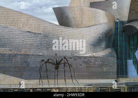 Bilbao, Spanien, 16. Februar 2022. Die Spinne, Skulptur von Louise Bourgeois im Guggenheim Museum in Bilbao. Stockfoto