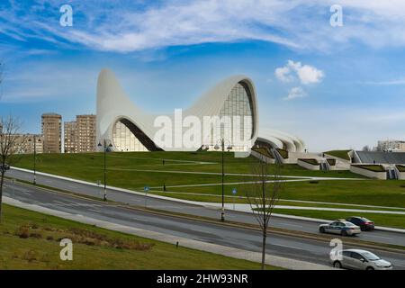 Baku, Aserbaidschan - Januar 05 2022: Gebäudekomplex des Heydar Aliyev Centers, entworfen von der irakisch-britischen Architektin Zaha Hadid. Stockfoto