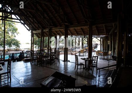 Blick unter den strohgedeckten Rondavels des Chobe Safari Lodge Hotels in Kasane, Botswana Stockfoto